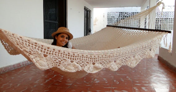 Dekorativ hängmatta från Mexico med bård och pinne